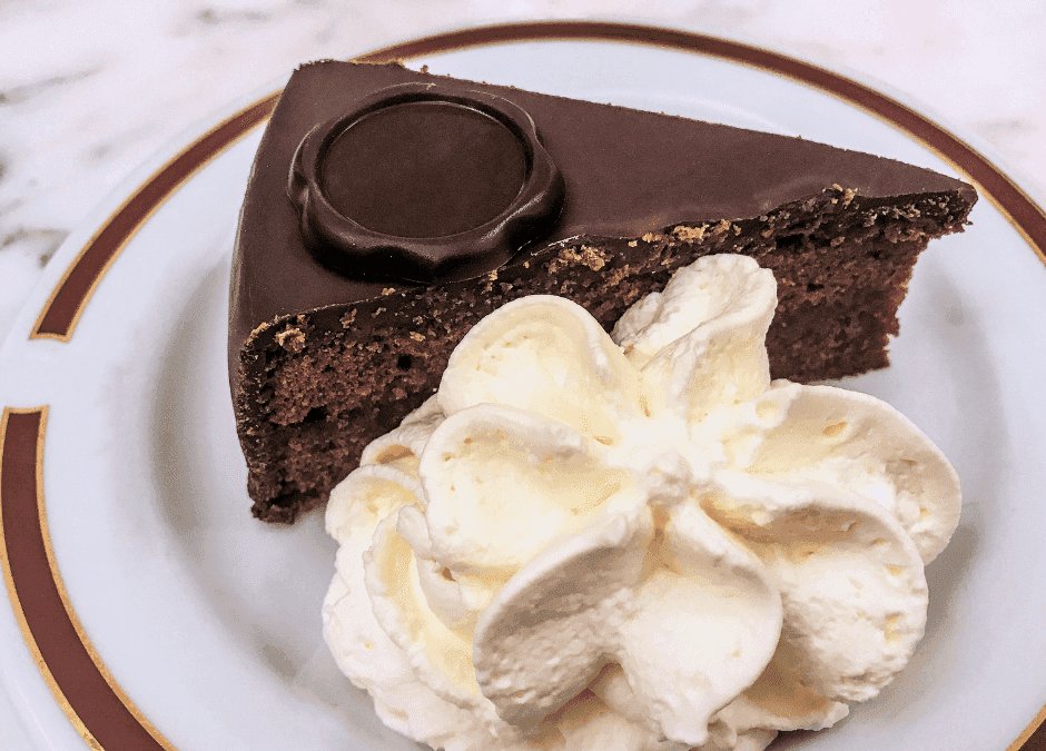 De Zoete Strijd om de Sachertorte: Demel vs. Sacher